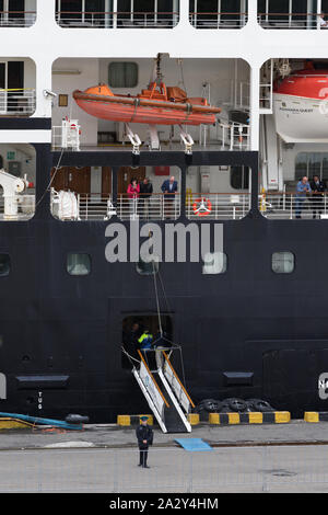 Luxus Expedition Passagier Kreuzfahrtschiff Azamara Quest (Azamara Club Cruises) mit Rettungsboote an Bord des Schiffs. Ruhenden Pkw-Touristen und Reisende Stockfoto