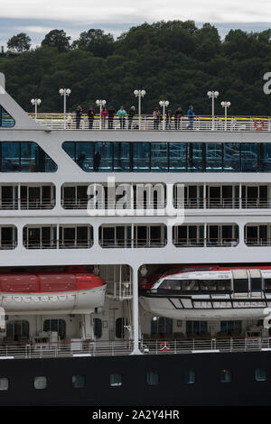 Deck der Expedition Cruise Liner Azamara Quest (Azamara Club Cruises) mit ruhenden Pkw-Touristen und Reisende. Pazifik, Kamtschatka Stockfoto