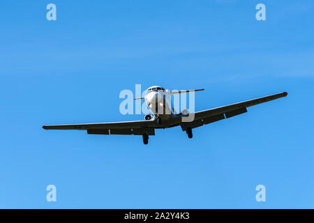 Russian Regional Jet Jakowlew Yak-40 K-Dreimotorige Jet Airliner, Passagier Pendler trijet im Flug gegen den blauen Himmel in wolkenlosem Wetter Stockfoto