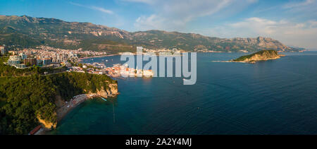 Luftaufnahme von Mogren (zwei Sandstrände) und der Altstadt (Stari Grad) von Budva und Sveti Nikola Insel. Montenegro. Zerklüftete Küste Stockfoto