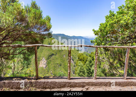 Durch Holzzaun mit Abgrund, das Tal und die mountainds in Portugal Suchen Stockfoto