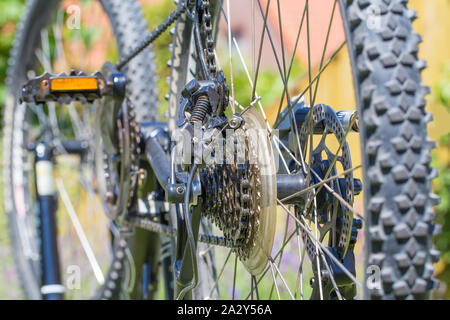 Nahaufnahme von mountanbike mit Rädern, Kettenrad, Kette und Umwerfer Stockfoto