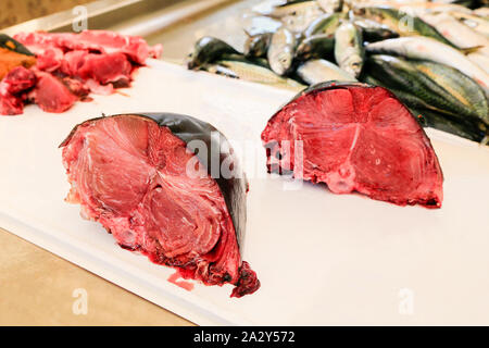 Teile der gehackten roten Thun fischen auf dem Zähler am Markt Stockfoto