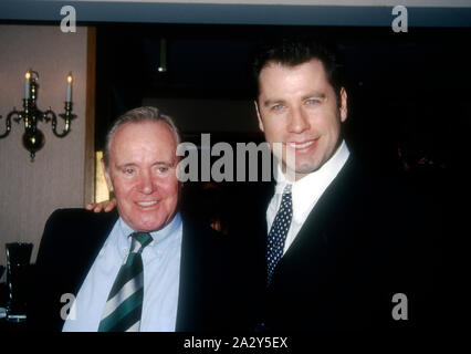 West Hollywood, Kalifornien, USA, 17. Januar 1995 Schauspieler Jack Lemmon und Schauspieler John Travolta besuchen Los Angeles Film Critics Association jährliche Mittagessen am 17 Januar, 1995 t Belage Hotel in West Hollywood, Kalifornien, USA. Foto von Barry King/Alamy Stock Foto Stockfoto