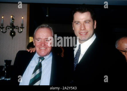 West Hollywood, Kalifornien, USA, 17. Januar 1995 Schauspieler Jack Lemmon und Schauspieler John Travolta besuchen Los Angeles Film Critics Association jährliche Mittagessen am 17 Januar, 1995 t Belage Hotel in West Hollywood, Kalifornien, USA. Foto von Barry King/Alamy Stock Foto Stockfoto