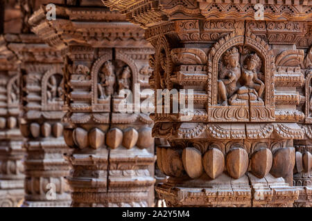 Detaillierte Schnitzereien der hinduistischen Götter und Skulpturen auf antiken Tempel von Nepal. Stockfoto