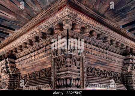 Detaillierte Schnitzereien der hinduistischen Götter und Skulpturen auf antiken Tempel von Nepal. Stockfoto