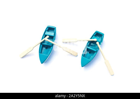 Paar blaue Miniatur Boote mit Rudern mit Schatten auf weißem Hintergrund isoliert. Zwei blaue Spielzeug Schiffe. Ansicht von oben Stockfoto