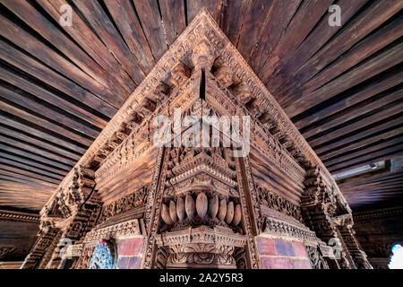 Detaillierte Schnitzereien der hinduistischen Götter und Skulpturen auf antiken Tempel von Nepal. Stockfoto