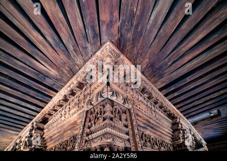 Detaillierte Schnitzereien der hinduistischen Götter und Skulpturen auf antiken Tempel von Nepal. Stockfoto