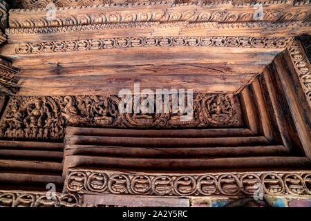 Detaillierte Schnitzereien der hinduistischen Götter und Skulpturen auf antiken Tempel von Nepal. Stockfoto