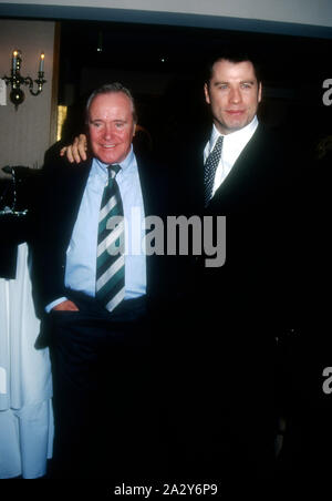 West Hollywood, Kalifornien, USA, 17. Januar 1995 Schauspieler Jack Lemmon und Schauspieler John Travolta besuchen Los Angeles Film Critics Association jährliche Mittagessen am 17 Januar, 1995 t Belage Hotel in West Hollywood, Kalifornien, USA. Foto von Barry King/Alamy Stock Foto Stockfoto