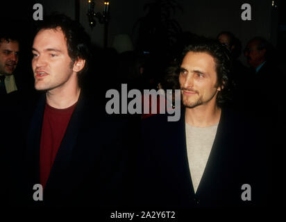 West Hollywood, Kalifornien, USA, 17. Januar 1995 Regisseur Quentin Tarantino und Produzent Lawrence Binder besuchen Los Angeles Film Critics Association jährliche Mittagessen am 17 Januar, 1995 t Belage Hotel in West Hollywood, Kalifornien, USA. Foto von Barry King/Alamy Stock Foto Stockfoto