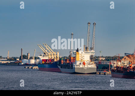 Handelsschiff Charlotta B, IMO: 9432232, Cargo Gefahr eine (wichtige), im Hafen verladen oder entladen am frühen Morgen auf dem Fluss Daugava, Riga, Lettland, Stockfoto