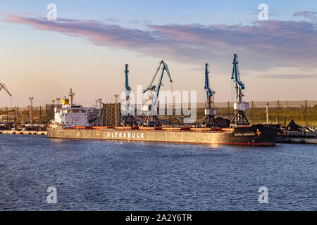 Handelsschiff Ultra Cougar, IMO: 9702778, Bulk cargo Schiff, ultrabulk in Port Be- oder Entladen am frühen Morgen auf dem Fluss Daugava, Riga, Lettland, Stockfoto