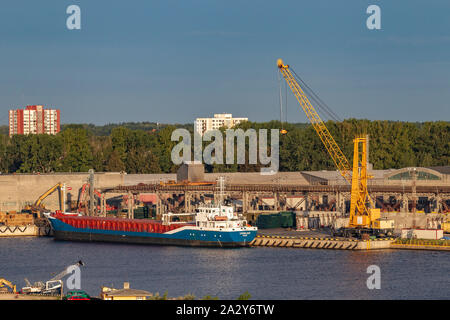 Handelsschiff Varmland Stade, IMO: 9196254, Deutsch, General Cargo ship, i n port Be- oder Entladen am frühen Morgen auf dem Fluss Daugava, Riga, Lettland, Stockfoto