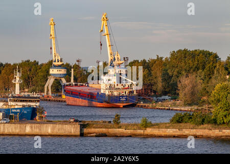 Handelsschiff Rix Golf, IMO: 9396701, allgemeine Fracht schiff (Mitte) und Karalius, IMO: 7917733, Fischereifahrzeug (Links) im Hafen verladen oder entladen Ohr Stockfoto