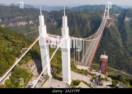 Changsha, Hunan Provinz Chinas. Spanning über den Aizhai Canyon. 31 Mär, 2012. Luftbild am Okt. 1, 2019 zeigt die Aizhai Suspension Bridge in der Tujia und Miao Xiangxi Autonomen Präfektur, der Central China Hunan Provinz übernommen. Spanning über den Canyon, der Aizhai Aizhai Suspension Bridge war offen für Verkehr am 31. März 2012. Credit: Chen Sihan/Xinhua/Alamy leben Nachrichten Stockfoto