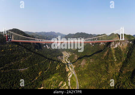 Changsha, Hunan Provinz Chinas. Spanning über den Aizhai Canyon. 31 Mär, 2012. Luftbild am Okt. 1, 2019 zeigt die Aizhai Suspension Bridge in der Tujia und Miao Xiangxi Autonomen Präfektur, der Central China Hunan Provinz übernommen. Spanning über den Canyon, der Aizhai Aizhai Suspension Bridge war offen für Verkehr am 31. März 2012. Credit: Chen Sihan/Xinhua/Alamy leben Nachrichten Stockfoto