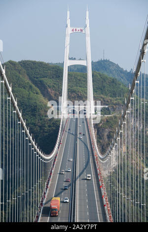 Changsha, Hunan Provinz Chinas. Spanning über den Aizhai Canyon. 31 Mär, 2012. Foto am Okt. 1, 2019 zeigt die Aizhai Suspension Bridge in der Tujia und Miao Xiangxi Autonomen Präfektur, der Central China Hunan Provinz übernommen. Spanning über den Canyon, der Aizhai Aizhai Suspension Bridge war offen für Verkehr am 31. März 2012. Credit: Chen Sihan/Xinhua/Alamy leben Nachrichten Stockfoto