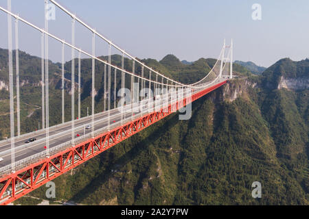 Changsha, Hunan Provinz Chinas. Spanning über den Aizhai Canyon. 31 Mär, 2012. Luftbild am Okt. 1, 2019 zeigt die Aizhai Suspension Bridge in der Tujia und Miao Xiangxi Autonomen Präfektur, der Central China Hunan Provinz übernommen. Spanning über den Canyon, der Aizhai Aizhai Suspension Bridge war offen für Verkehr am 31. März 2012. Credit: Chen Sihan/Xinhua/Alamy leben Nachrichten Stockfoto