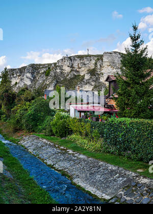 Nach oben Blick auf das Kreuz auf Castle Hill in Veszprem, Ungarn, mit jemandem, der an der Felge Stockfoto