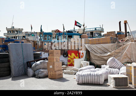 Traditionelle Holz- handel Dhows in Dubai Creek, Dubai, UAE geladen. Stockfoto