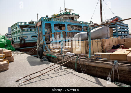 Traditionelle Holz- handel Dhows in Dubai Creek, Dubai, UAE geladen. Stockfoto