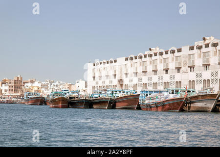 Traditionelle Holz- handel Dhows in Dubai Creek, Dubai, UAE geladen. Stockfoto