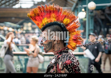 Die extreme body-modifizierte "Zombiepunk' besucht die 15. Internationale Tattoo Convention in London bei Tabak Dock, Großbritannien. Stockfoto