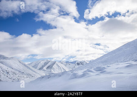 Berge Winterlandschaft mit Schnee, Schnee Bergkette in Canterbury, Neuseeland. Ice cold winter Umgebung. Stockfoto