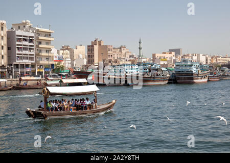 Traditionellen abra Fähren auf dem Dubai Creek mit Deira City Bereich auf Hintergrund Stockfoto