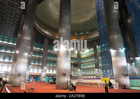 04. Oktober 2019, Indonesien, Jakarta: Innerhalb der Istiqlal Mosque Es gibt Gläubige. Die istiqlal Mosque ist die grösste Moschee in Südostasien und liegt im Zentrum von Jakarta entfernt. Foto: Rony Zakaria/dpa Stockfoto