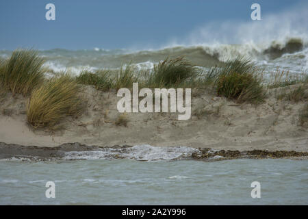 Pendant Les Grandes marées au Große du Cayeux-sur-Mer, Le vent Souffle et la Mer est déchainée, formant de grosse vage et de l'Écume. Stockfoto