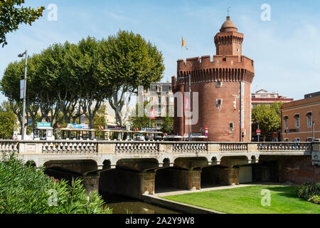 PERPIGNAN, Frankreich - 14. SEPTEMBER 2019: Ein Blick auf die magentafarbene Brücke über der Basse Fluss in Perpignan, Frankreich, und Le Castillet Festung, eine Ikone Stockfoto