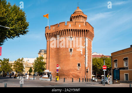 PERPIGNAN, Frankreich - 14. SEPTEMBER 2019: Ein Blick auf Le Castillet Festung in Perpignan, Frankreich, ein Wahrzeichen der Stadt, erbaut von Ziegeln auf dem f Stockfoto