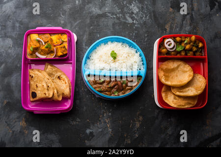 Gruppe der Nordindische Essen in Tiffin, Lunch Box beinhaltet Rajma oder Razma Chawal, paneer Butter Masala Roti oder Paratha und choley Puri/Poori/Bhatur Stockfoto