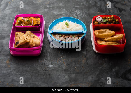 Gruppe der Nordindische Essen in Tiffin, Lunch Box beinhaltet Rajma oder Razma Chawal, paneer Butter Masala Roti oder Paratha und choley Puri/Poori/Bhatur Stockfoto