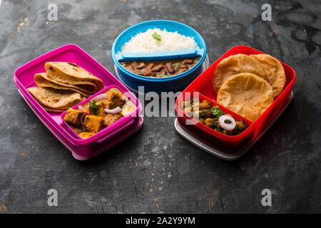 Gruppe der Nordindische Essen in Tiffin, Lunch Box beinhaltet Rajma oder Razma Chawal, paneer Butter Masala Roti oder Paratha und choley Puri/Poori/Bhatur Stockfoto