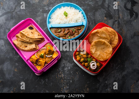 Gruppe der Nordindische Essen in Tiffin, Lunch Box beinhaltet Rajma oder Razma Chawal, paneer Butter Masala Roti oder Paratha und choley Puri/Poori/Bhatur Stockfoto