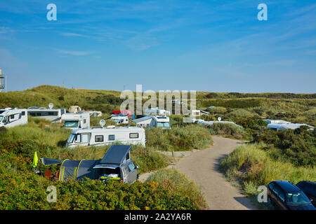 Campingplatz namens "kogerstrand" mit grossen Autos und Reisemobile in den Dünen in der Nähe von Strand onisland Texel Stockfoto