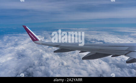 Wolken und ein Flügel von wizzair Airbus vom Flugzeug Fenster. Über den Wolken, Blick aus dem Fenster Stockfoto