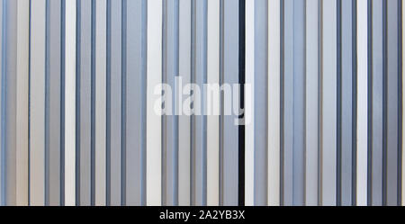 Wand Muster vertikale, dunkle und helle Weiß, Grau und Schwarz aus Holz. Hintergrund, Hintergrundbild, und Textur. Stockfoto