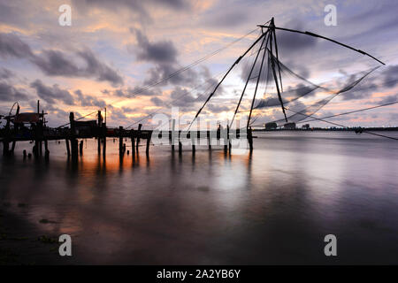 Die chinesischen Fischernetze in Fort Cochin, Kerela, Indien. Stockfoto