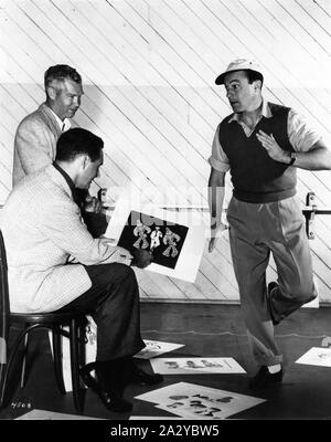 Animateure WILLIAM HANNA und JOSEPH BARBERA mit Gene Kelly ehrliche Arbeit an Sindbad der Seefahrer teilweise animierten Segment der AUFFORDERUNG ZUM TANZ 1956 Regisseur/Autor Gene Kelly MGM Cartoon Studio/Quimby - Hanna-Barbera/Metro Goldwyn Mayer Stockfoto