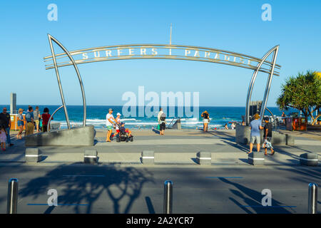 Der Eingang zum Strand von Surfers Paradise an der Cavill Mall und die Esplanade an der Gold Coast, Queensland, Australien. Stockfoto
