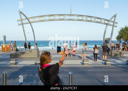 Der Eingang zum Strand von Surfers Paradise an der Cavill Mall und die Esplanade an der Gold Coast, Queensland, Australien. Stockfoto