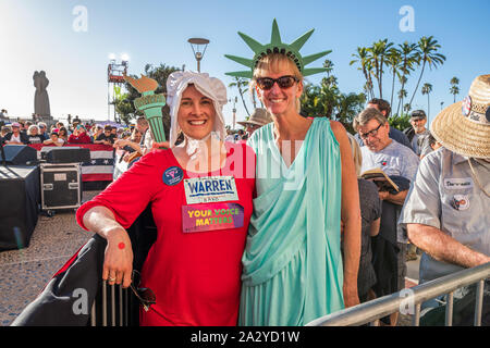 San Diego, Kalifornien, USA. 3. Okt, 2019. Shannon Raymer (R) und Annie Hughitt (L) besuchen Rathaus für Demokratische Präsidentschaftskandidat Elizabeth Warren in San Diego, CA am 3. Oktober 2019. Shannon hier ist da'' Liz tut das Richtige und arbeitet für die Menschen. Credit: Vito Di Stefano/ZUMA Draht/Alamy leben Nachrichten Stockfoto