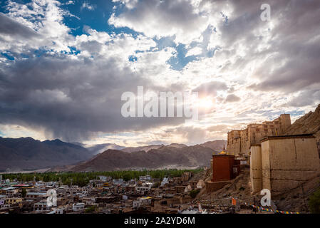 Blick auf Leh bei Sonnenuntergang Stockfoto