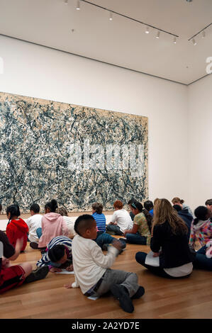 New York City, USA - Juni 9, 2010: Gruppe von Kindern in einer Klasse, sitzt vor einem Jackson Pollock Malerei im Museum für Moderne Kunst in New Yor Stockfoto